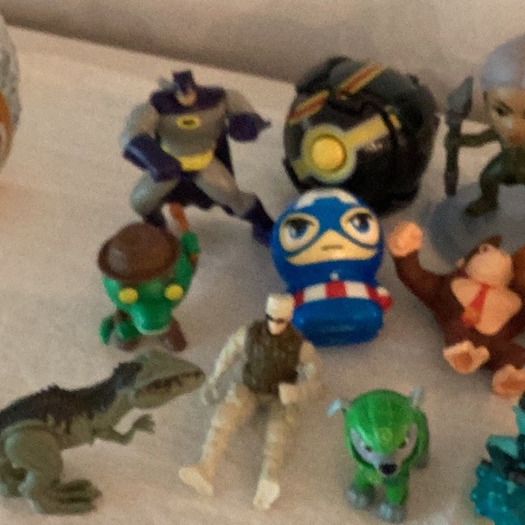 Various Toy Figures - Picture 2 of 3
